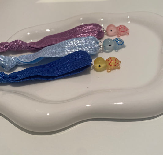 Elastisches Armband mit Schildkrötenanhänger – Blau