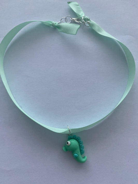 Choker in Grünfärben