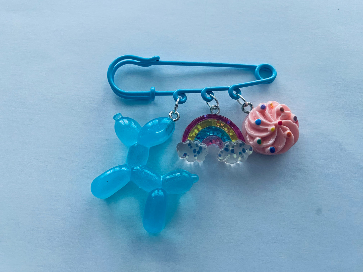 Broschen mit Anhänger 🐾🌈🍬🧁