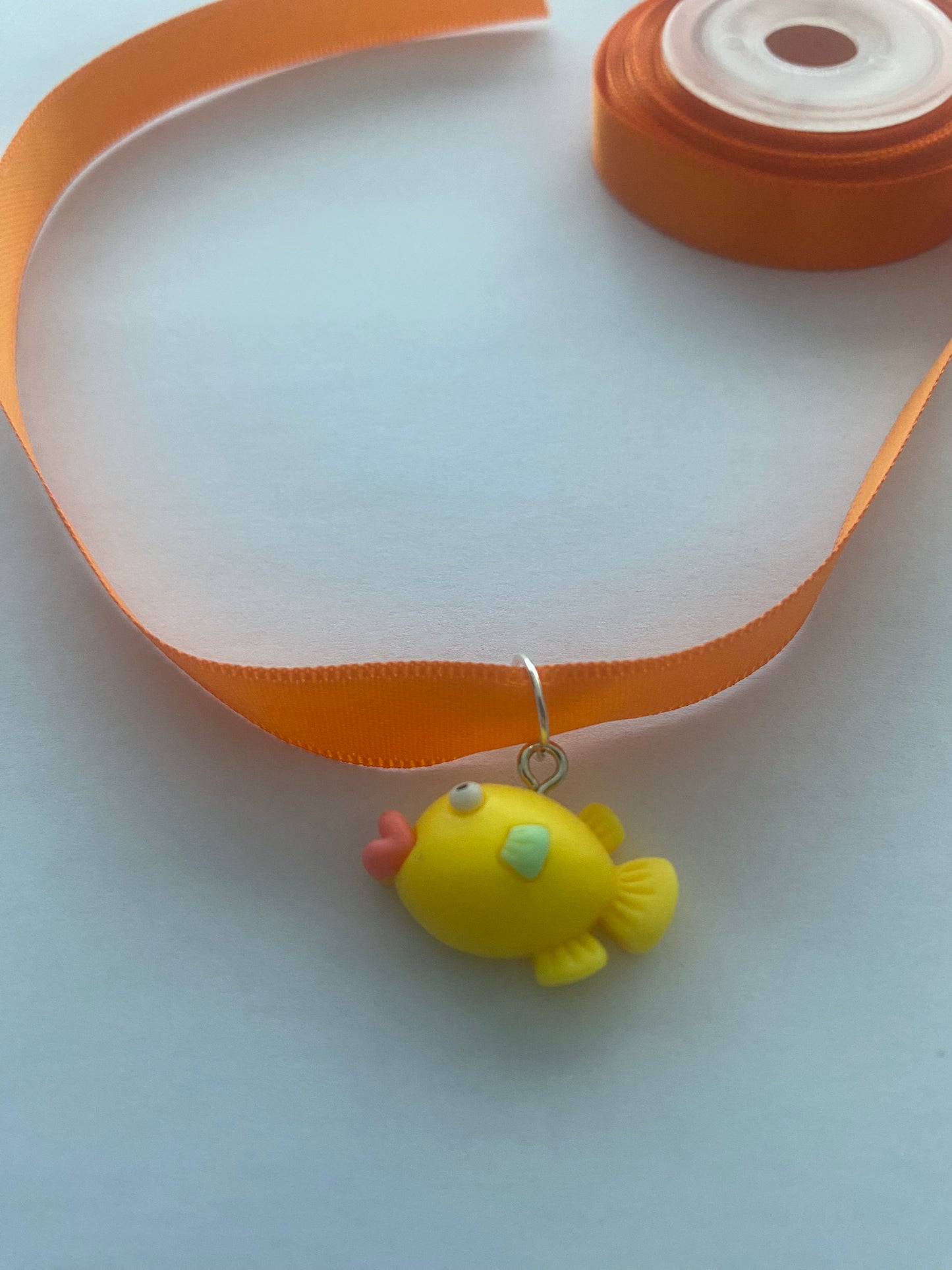 Choker con ciondolo pesciolino
