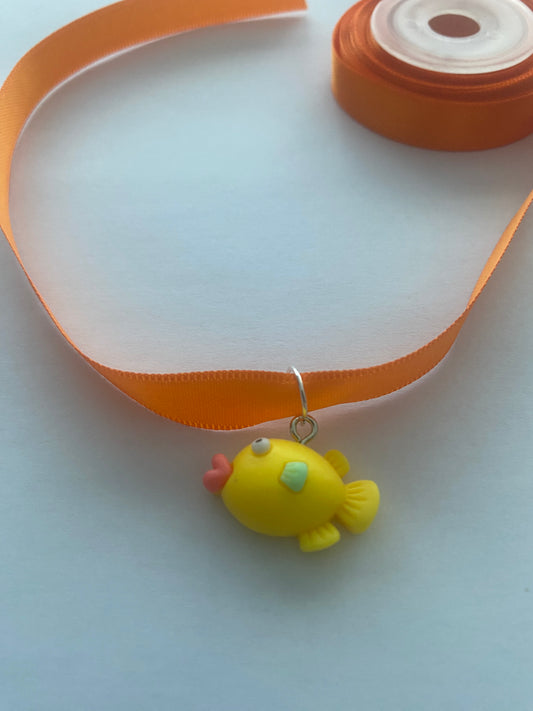 Choker con ciondolo pesciolino