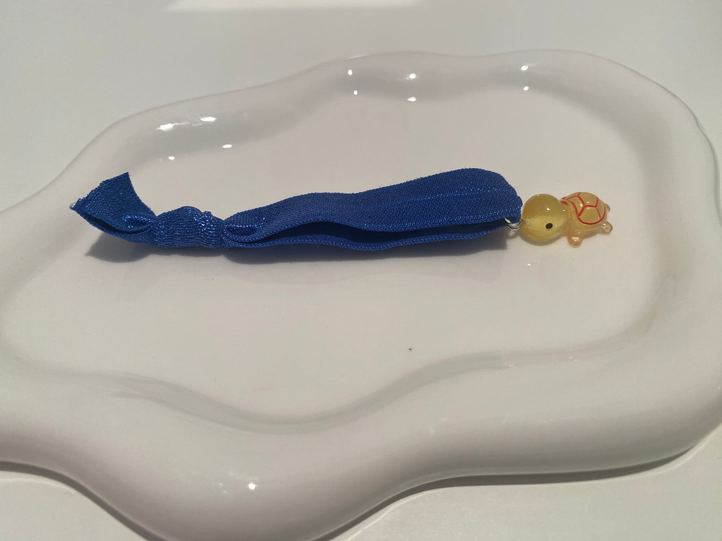 Elastisches Armband mit Schildkrötenanhänger – Blau