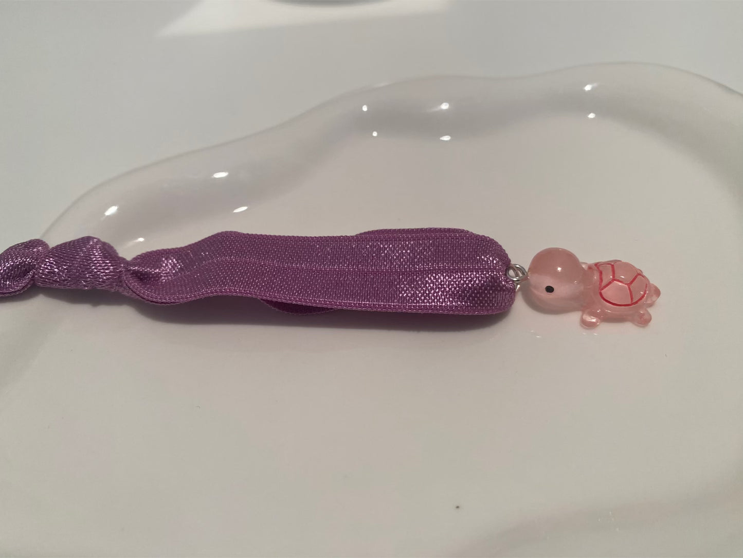 Elastisches Armband mit Schildkrötenanhänger – violet