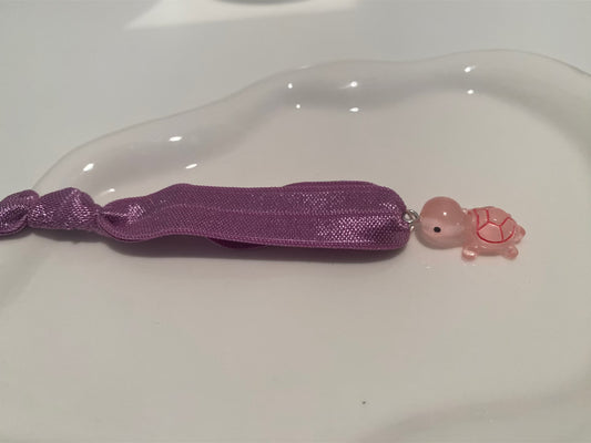 Elastisches Armband mit Schildkrötenanhänger – violet